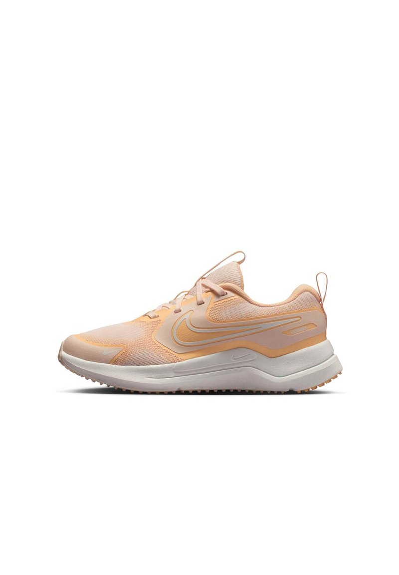 Laufschuh in hellem Pfirsich mit strukturiertem Mesh-Obermaterial, weißer Zwischensohle und Gummiaußensohle; verfügt über ein markantes Nike-Swoosh-Logo und Schnürsenkel.