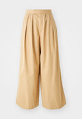 Beige weit geschnittene Hosen mit hohem Taillenbund, ausgestattet mit Vorderfalten und einem glatten, strukturierten Baumwollstoff.