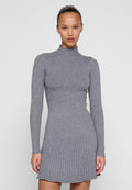Graues, geripptes Strickkleid mit hohem Kragen, langen Ärmeln und figurbetonter Silhouette, das am Saum leicht ausgestellt ist.