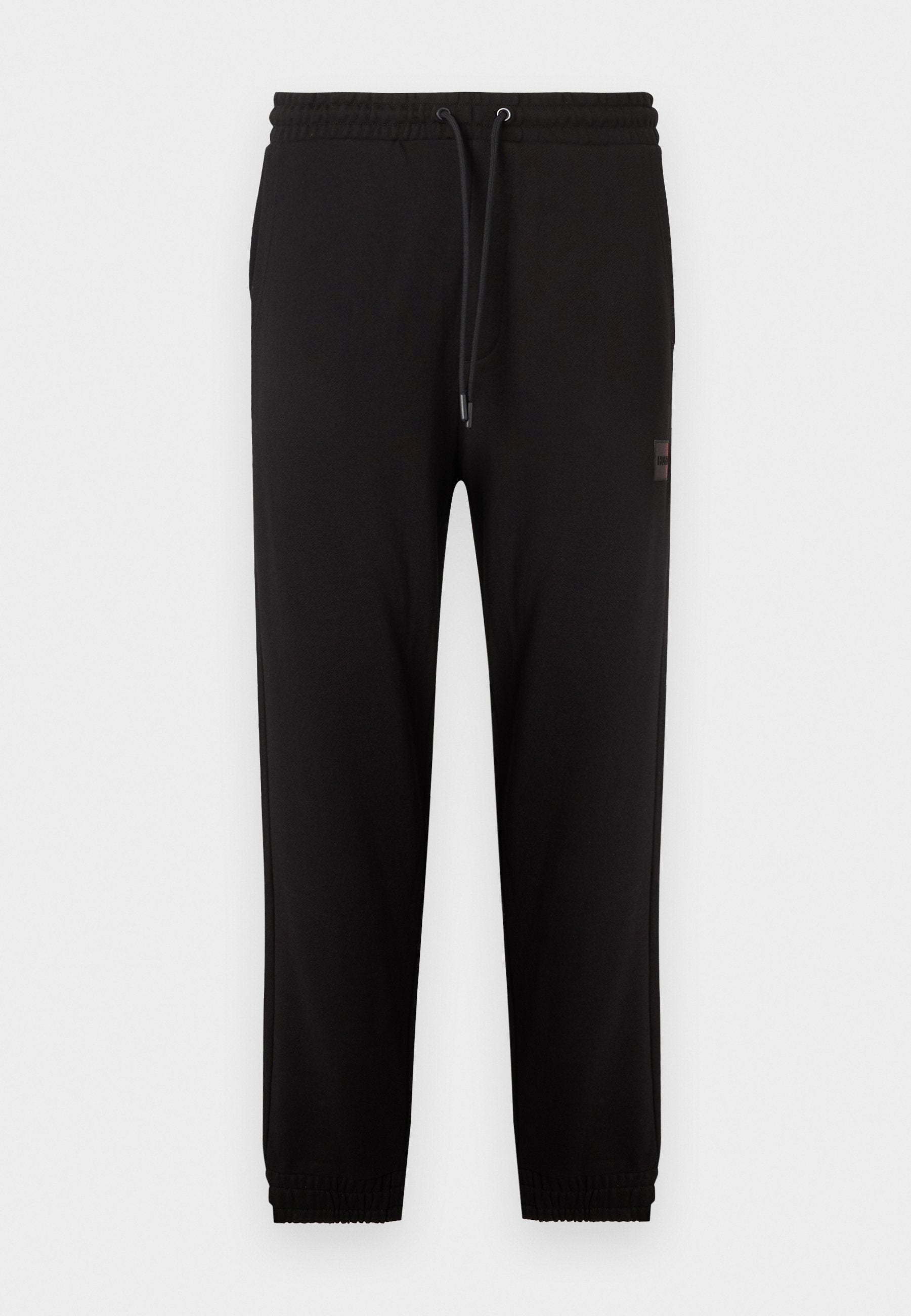 Schwarze Jogginghose mit elastischem Bund und Bündchen, verstellbarem Kordelzug und Seitentaschen, vor weißem Hintergrund dargestellt.