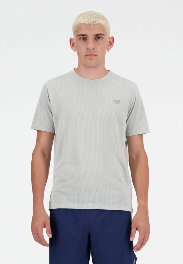New Balance NB ATHLETICS RUN T-SHIRT - Basic T-shirt - athletic grey