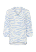 Leichte Bluse mit V-Ausschnitt, blau-weißen Zebra-Streifen, Puffärmeln und einem etwas längeren Rückensaum. Texturiert.