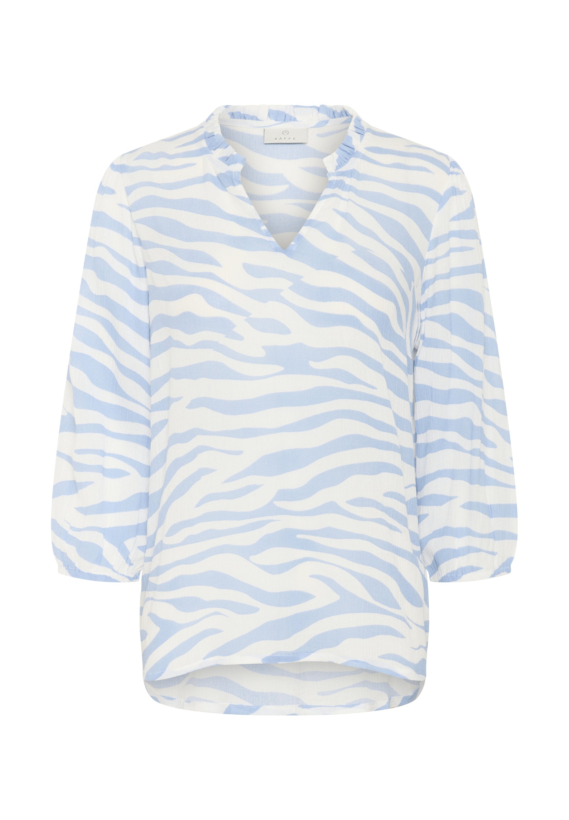 Leichte Bluse mit V-Ausschnitt, blau-weißen Zebra-Streifen, Puffärmeln und einem etwas längeren Rückensaum. Texturiert.