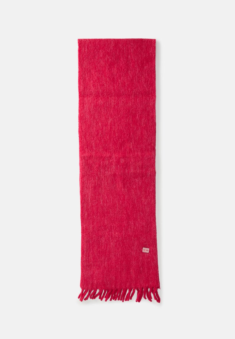Roter Wollschal mit weichem Textur, verfügt über Fransenränder und ein dezentes Muster. Rechteckige Form, leichter Entwurf.