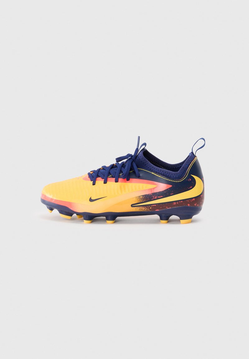 Nike Fußballschuh mit einem leuchtend gelben Obermaterial und strukturiertem Design, marineblauen Akzenten und fünf gelben Stollen an der Außensohle.