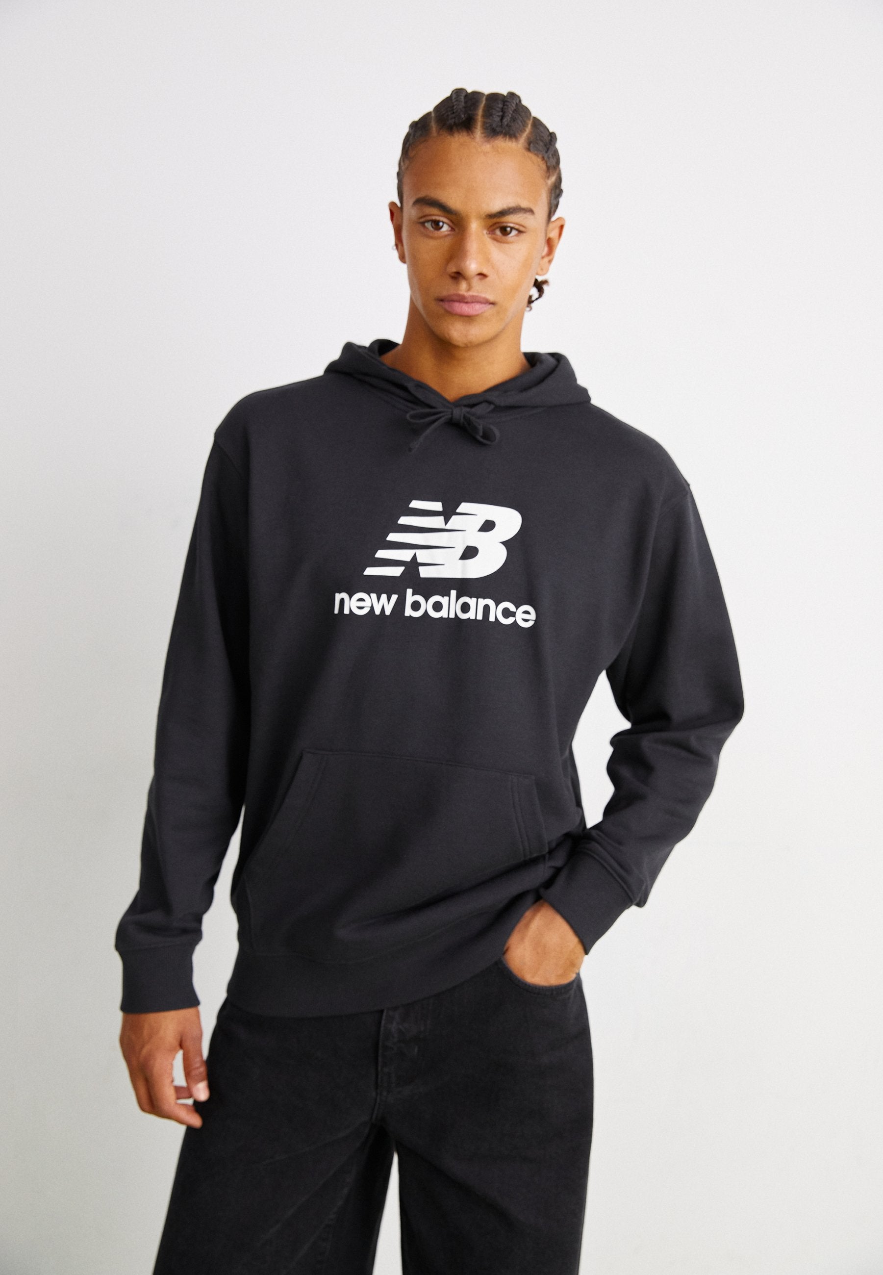 New Balance SPORT ESSENTIALS STACKED LOGO