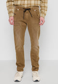 Braune, schmal geschnittene Hose mit einem Bindegürtel und Seitentaschen, die eine glatte, leicht ausgewaschene Textur und ein lässiges Design aufweist.
