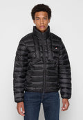 Schwarze Steppjacke mit hohem Kragen, Reißverschluss und Seitentaschen. Verfügt über ein gestepptes Design und ein kleines Logo auf der Brust.