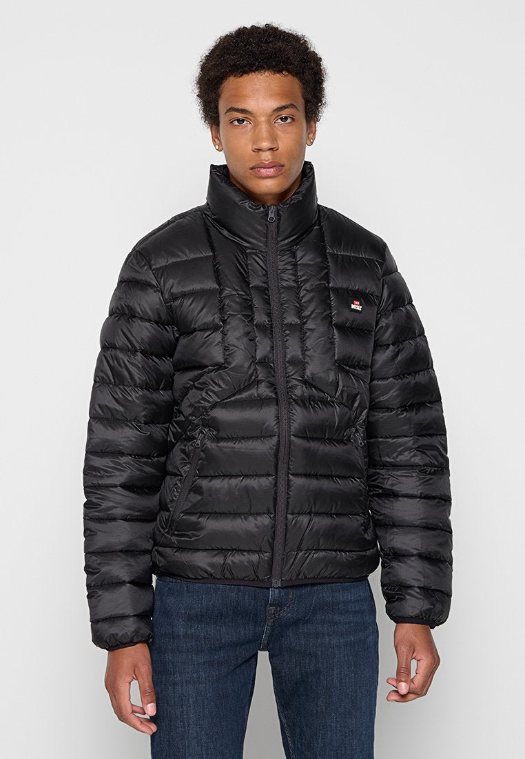 Schwarze Steppjacke mit hohem Kragen, Reißverschluss und Seitentaschen. Verfügt über ein gestepptes Design und ein kleines Logo auf der Brust.