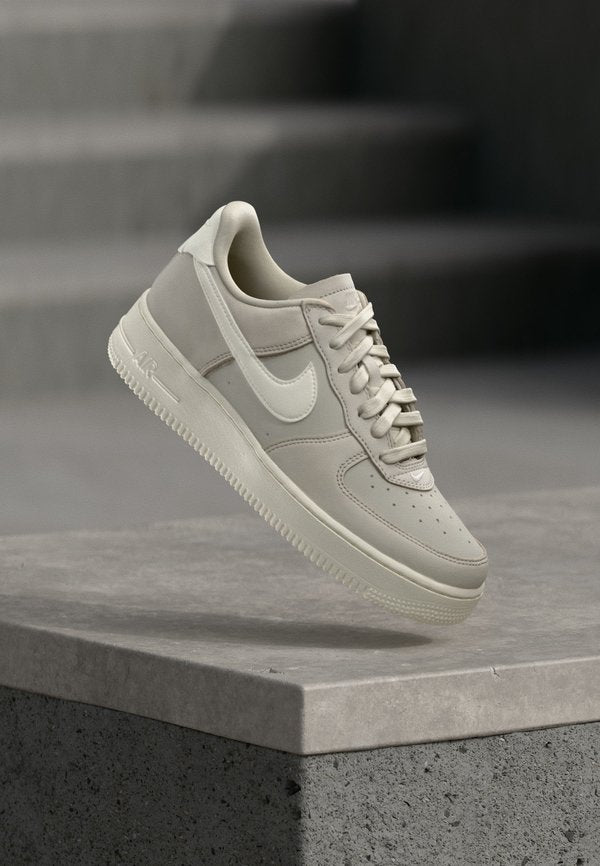 Nike Sportswear AIR FORCE RETRO - Trainers - light bone/sail