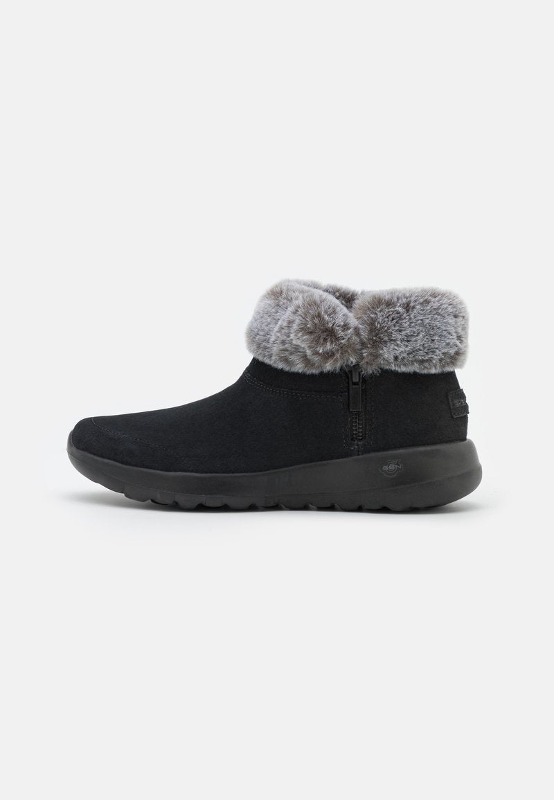Schwarze Knöchelstiefel aus Wildleder mit einem weichen grauen Kunstfellkragen. Verfügt über einen seitlichen Reißverschluss und eine profilierte Gummisohle für besseren Halt.