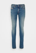 Schlank geschnittene Denim-Jeans in mittlerer blauer Waschung, mit subtilen Abnutzungsstellen, fünf Taschen und einem Kontrastnähdetail entlang der Nähte.