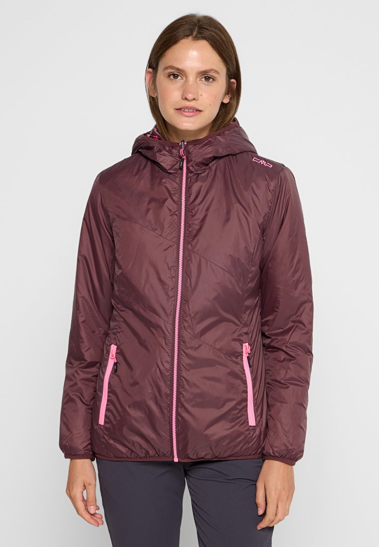 Burgunderfarbene Isolierjacke mit Kapuze, pinkem Reißverschluss und Akzenten, seitlichen Taschen und einer strukturierten Oberfläche. Hat ein diagonales Nahtdesign.