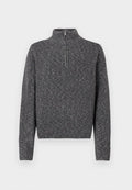Dunkelgrauer, gerippter Strickpullover mit langen Ärmeln und kurzem Frontreißverschluss am hohen Kragen.