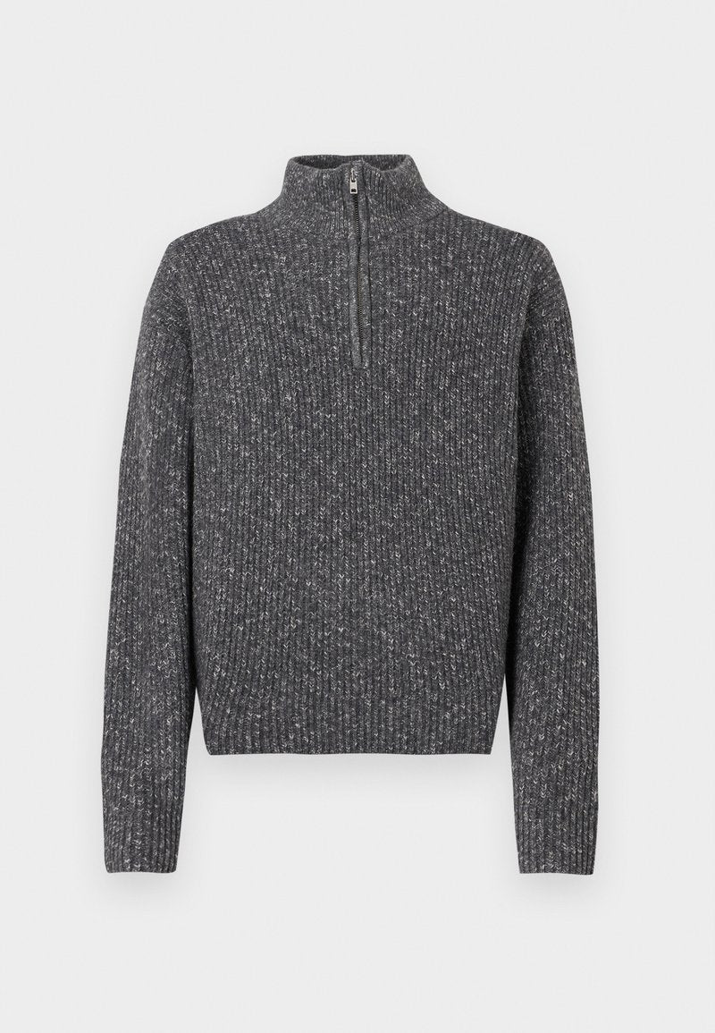 Dunkelgrauer, gerippter Strickpullover mit langen Ärmeln und kurzem Frontreißverschluss am hohen Kragen.