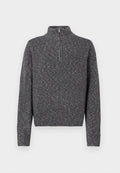 Dunkelgrauer, gerippter Strickpullover mit langen Ärmeln und kurzem Frontreißverschluss am hohen Kragen.