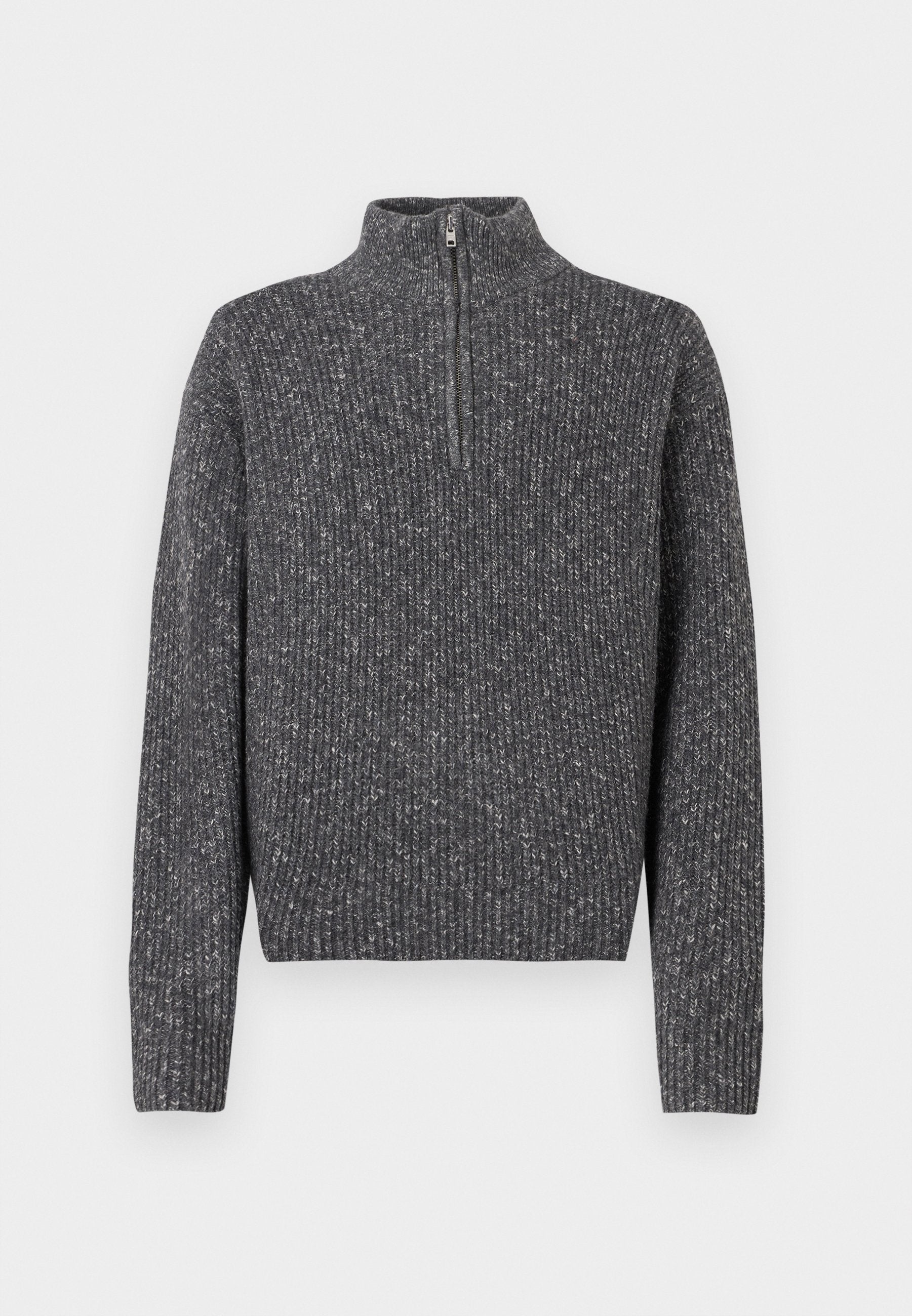 Dunkelgrauer, gerippter Strickpullover mit langen Ärmeln und kurzem Frontreißverschluss am hohen Kragen.