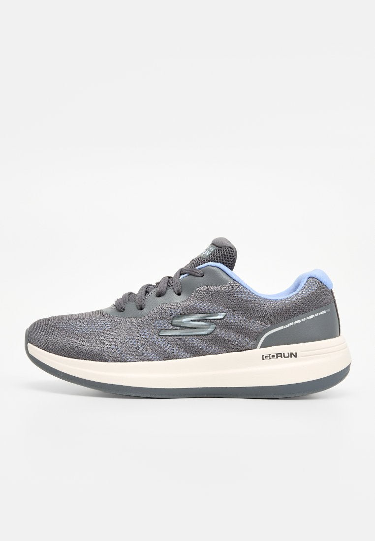 Grauer Sportschuh mit oberem Mesh, hellblauen Akzenten, dicker weißer Mittelsohle und schwarzem outsole. Verfügt über ein Logo an der Seite und der Ferse.