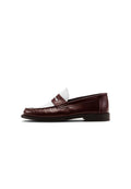 Bordeauxrote Leder-Loafers mit weißem Akzent, runder Spitze, gestepptem Detail und flacher Gummisohle. Minimalistisches Design mit glatter Oberfläche.