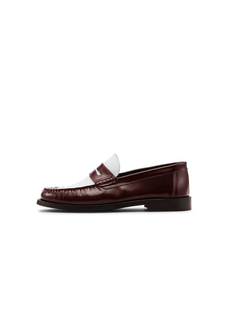 Bordeauxrote Leder-Loafers mit weißem Akzent, runder Spitze, gestepptem Detail und flacher Gummisohle. Minimalistisches Design mit glatter Oberfläche.