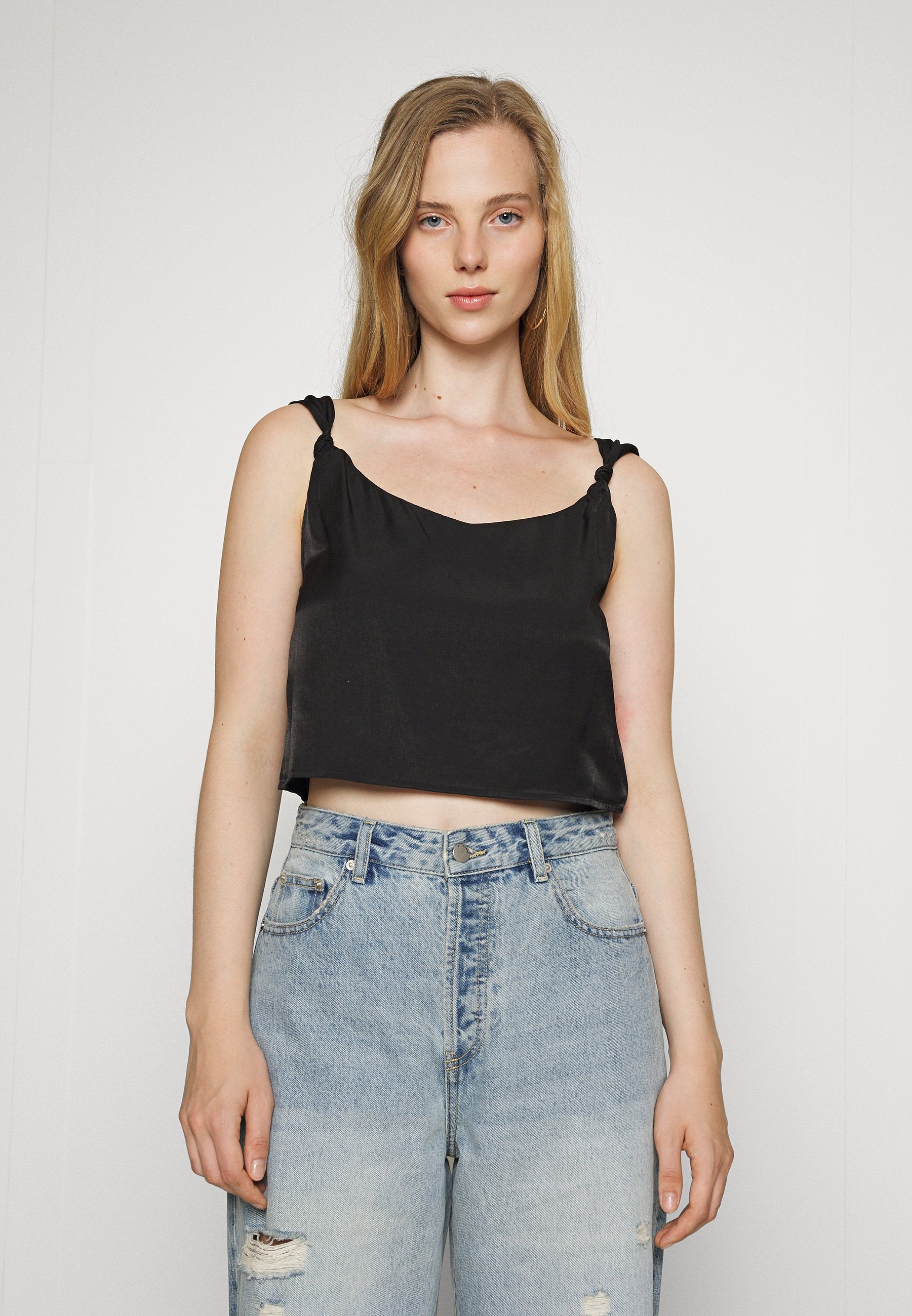 NA-KD LISA LENA KNOT DETAIL FLOWY