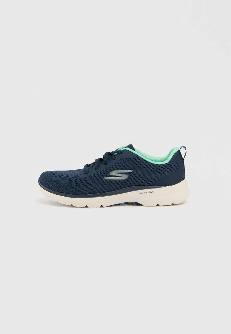 Marineblaue Sportschuhe mit Netz-Obermaterial, hellgrünen Akzenten und weißer Zwischensohle. Verfügt über ein Logo und eine strukturierten Sohle für besseren Halt.