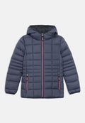 Marineblaue Steppjacke mit Kapuze, mit gestepptem Design, rosafarbenen Reißverschlussakzenten und zwei seitlichen Reißverschlusstaschen.