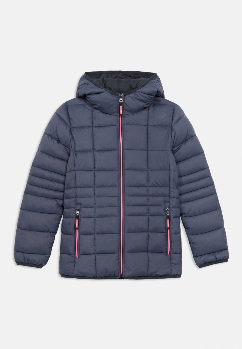 Marineblaue Steppjacke mit Kapuze, mit gestepptem Design, rosafarbenen Reißverschlussakzenten und zwei seitlichen Reißverschlusstaschen.