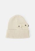 Cremfarbener, gestrickter Beanie mit geripptem Design und umgeschlagenem Saum. Verfügt über zwei äußere, mit Knöpfen befestigte Stofftaschen an der Seite.