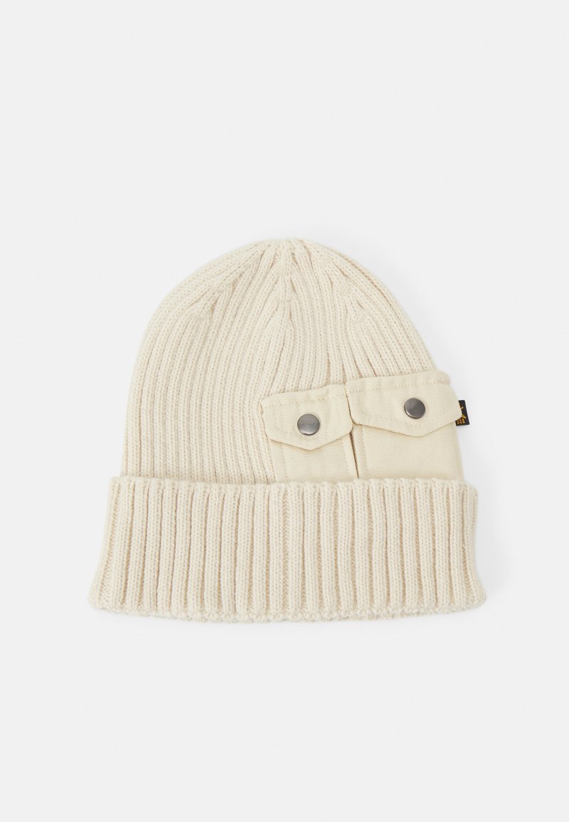Cremfarbener, gestrickter Beanie mit geripptem Design und umgeschlagenem Saum. Verfügt über zwei äußere, mit Knöpfen befestigte Stofftaschen an der Seite.
