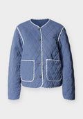 Gesteppte blaue Jacke mit weiß gestreiften Besätzen, rundem Ausschnitt, vorderen Druckknöpfen und zwei großen Fronttaschen.