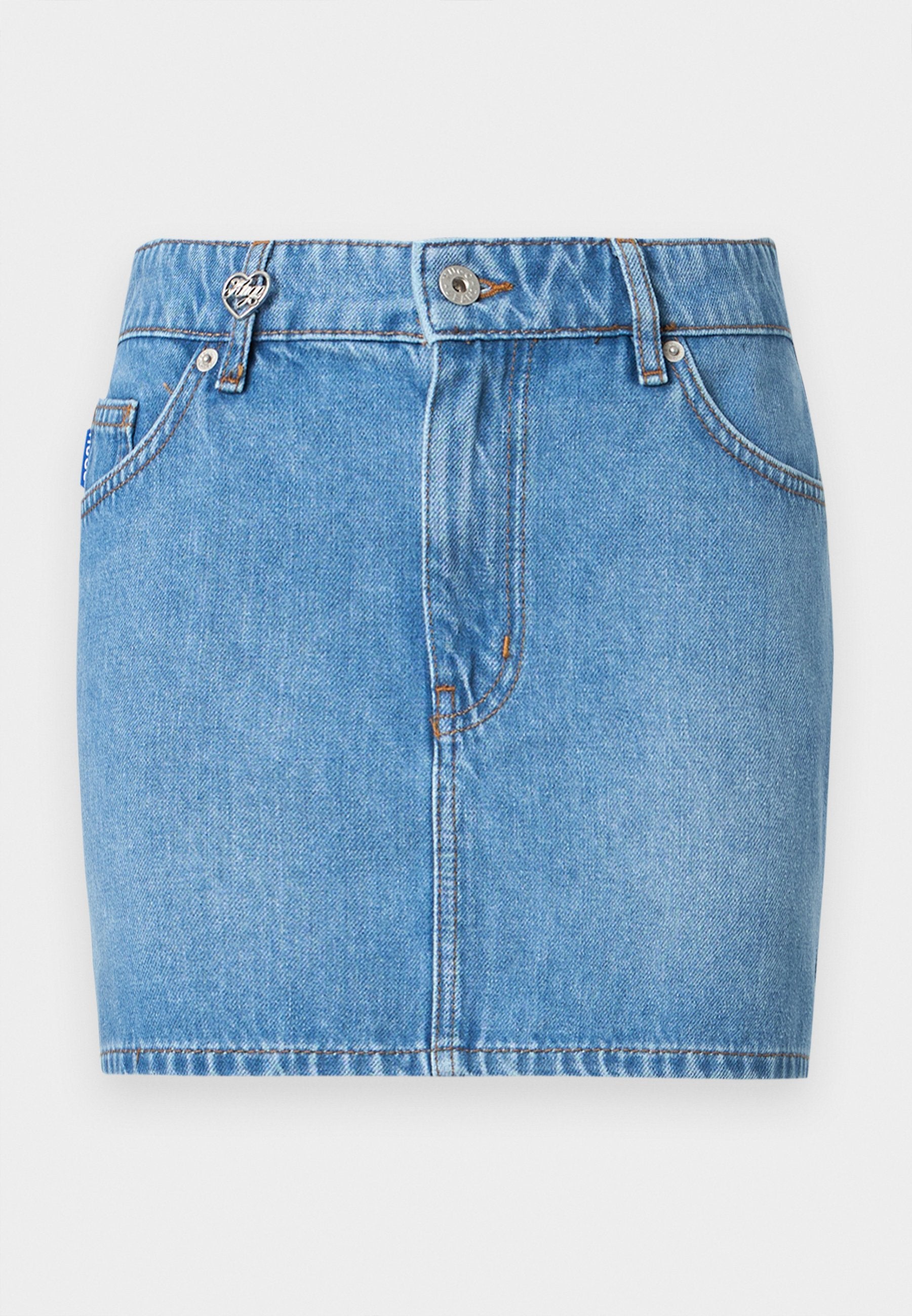 Blaue Denim-Minirock mit Vordertaschen, Gürtelschlaufen, Knopfverschluss und einem kleinen herzförmigen Metallelement an der linken Gürtelschlaufe.