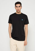 Schwarzes Baumwoll-T-Shirt mit Rundhalsausschnitt, kurzen Ärmeln und einem gestickten türkisfarbenen Logo auf der linken Brust; glatte Textur und lockere Passform.