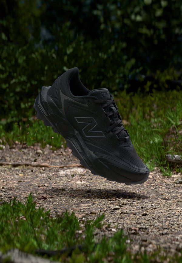 New Balance TEKTREL UTILITY - Trail running shoes - black/magnet