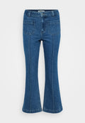 Blaue Denim-Jeans mit hoher Taille, frontalen aufgesetzten Taschen, Nähten entlang der Beine und einem leichten Schlag an den Knöcheln.