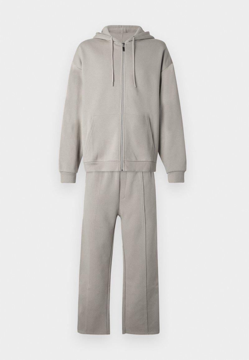 UNISEX RELAXED AND WIDE LEG PIPED JOGGER TRACKSUIT Media 1