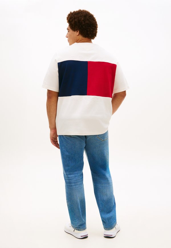 Tommy Hilfiger PLUS FLAG EMBROIDERY RELAXED JERSEY T-SHIRT - Print T-shirt - ivory petal