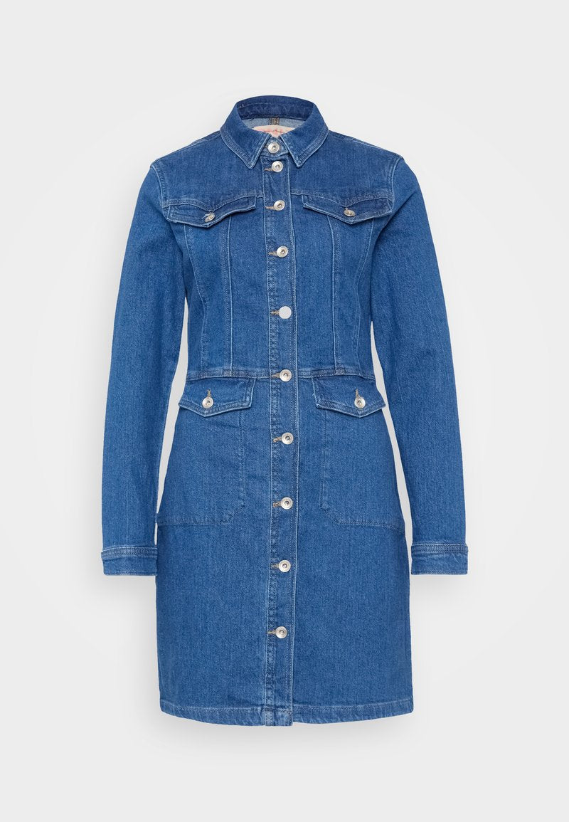 Blaues Denimhemdkleid mit Knopfleiste, zwei Brusttaschen und zwei Hüfttaschen. Klassischer Kragen und lange Ärmel.