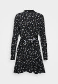 Schwarzes Blumenkleid mit langen Ärmeln, Hemdkragen und durchgehender Knopfleiste. Hat eine taillierte Taille und einen ausgestellten Rock mit gerafftem Saum.