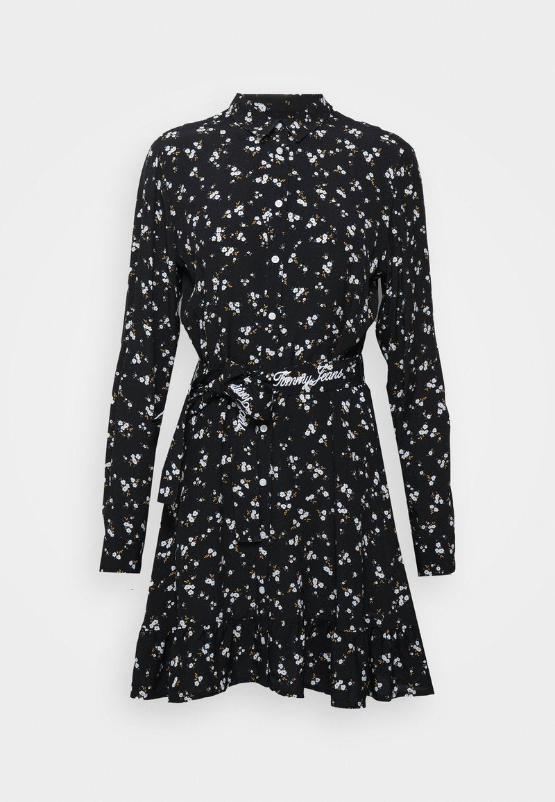 Schwarzes Blumenkleid mit langen Ärmeln, Hemdkragen und durchgehender Knopfleiste. Hat eine taillierte Taille und einen ausgestellten Rock mit gerafftem Saum.