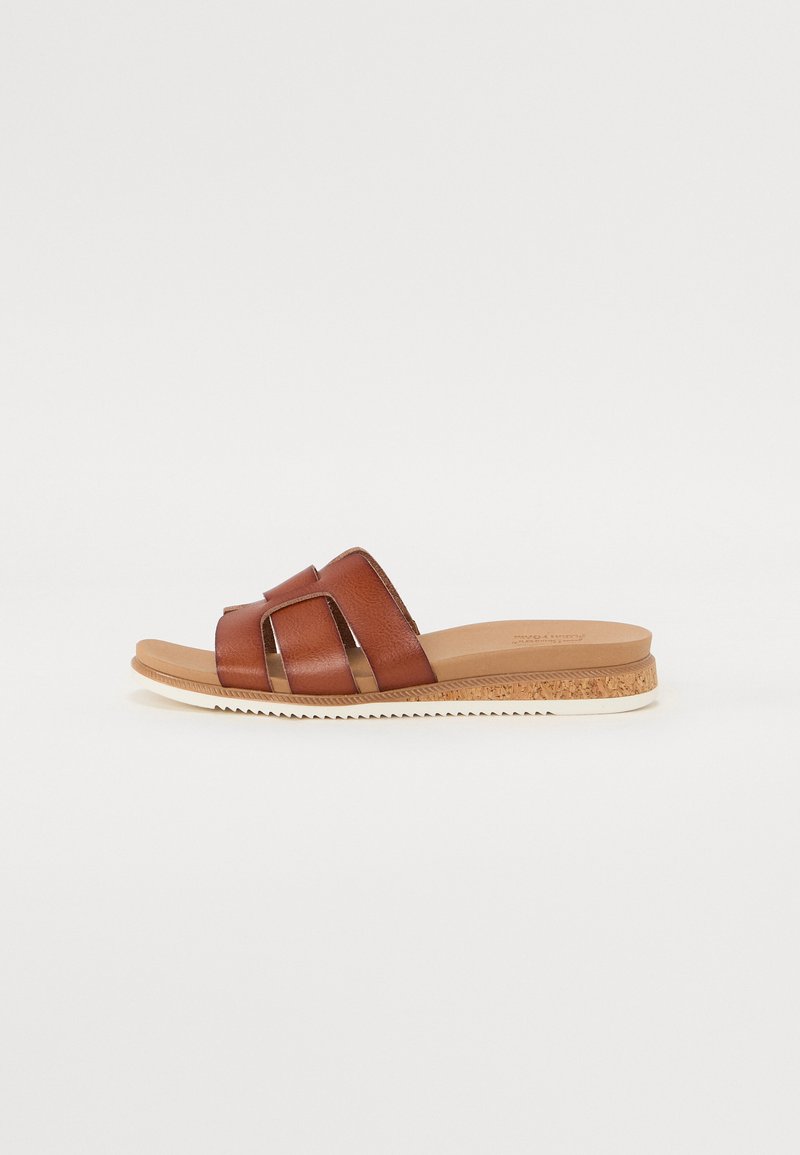 Braune Leder-Slidesandale mit drei geflochtenen Riemen, gepolstertem Fußbett, Kork-Zwischensohle und strukturiertem Gummisohle.