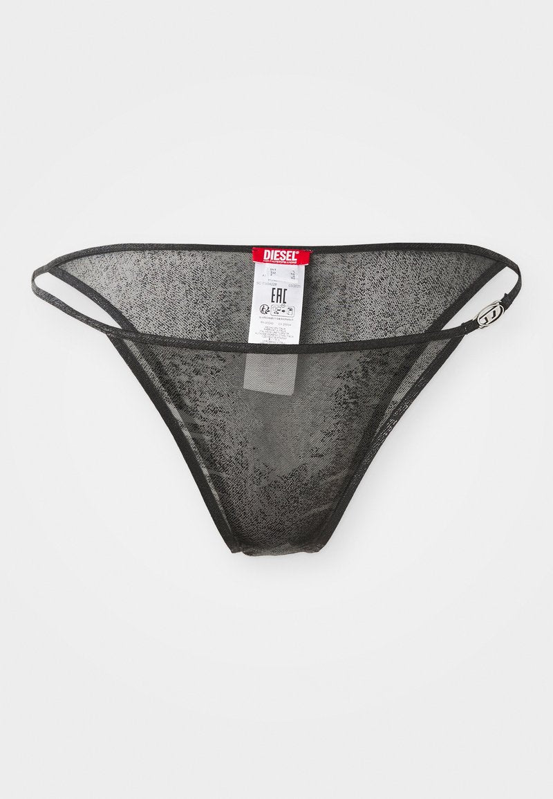 Schwarzer Mesh-Thong mit dünnen elastischen Trägern, versehen mit einem Etikett mit dem Markennamen 'Diesel'. Texturiertes Gewebe und minimalistisches Design mit geringer Bedeckung.