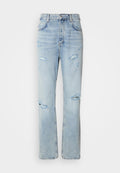 Hellblaue Jeans mit legerer Passform, featuring distressed Stellen und fransigen Kanten. Der Stoff hat eine weiche, glatte Textur.