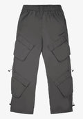 Cargo-Hosen aus dunkelgrauem Stoff mit elastischem Bund, mehreren Cargotaschen, Zugbändern an den Säumen und einer glatten Textur.