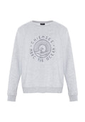 Hellgraues Sweatshirt mit Rundhalsausschnitt und langen Ärmeln, mit einem kreisförmigen Wellen- und Sonnendesign und dem Text "Chiemsee MBRC The Ocean" auf der Vorderseite.