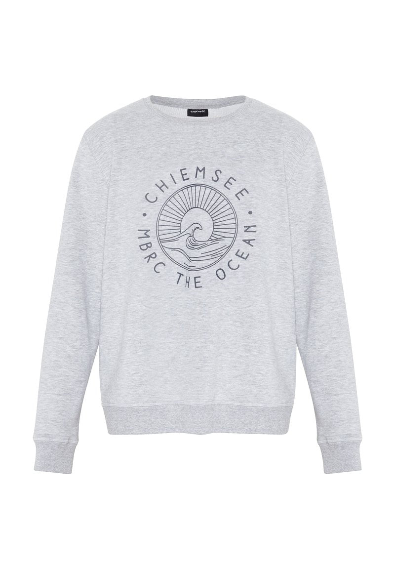 Hellgraues Sweatshirt mit Rundhalsausschnitt und langen Ärmeln, mit einem kreisförmigen Wellen- und Sonnendesign und dem Text "Chiemsee MBRC The Ocean" auf der Vorderseite.