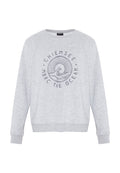 Hellgraues Sweatshirt mit Rundhalsausschnitt und langen Ärmeln, mit einem kreisförmigen Wellen- und Sonnendesign und dem Text "Chiemsee MBRC The Ocean" auf der Vorderseite.
