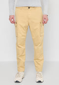 Beige Cargo-Hosen aus leichtem Stoff, mit zwei seitlichen Taschen, einer normalen Passform und einem Knopfverschluss an der Taille.