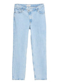 Hellblaue Denim-Jeans mit geradem Bein, fünf Taschen und Knopfverschluss. Glatte Textur mit dezenten Steppdetails.