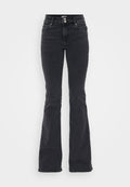 Schwarze, hoch taillierte Jeans aus Denim mit ausgestellten Beinen, Doppelknopfverschluss sowie Vorder- und Hintertaschen auf einem weißen Hintergrund.